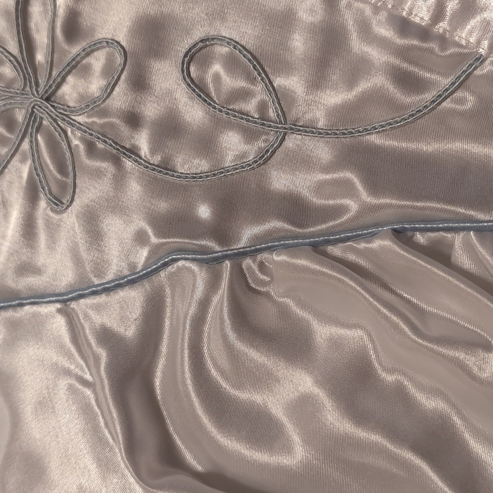 Elegant White Satin Nightgown - Picture 11 of 11